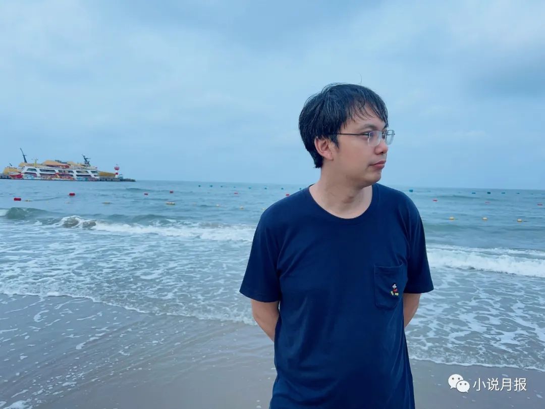 黃平，畢業于中國人民大學文學院,現為華東師范大學中國創意寫作研究院副院長、教授，中國大學創意寫作聯盟秘書長。從事當代文學評論與創作，在《中國作家》《上海文學》《大家》《作家》等刊物發表短篇小說若干，有作品被《小說月報》《長江文藝·好小說》選載，出版有《出東北記》等著作，曾獲唐弢文學獎等獎項。