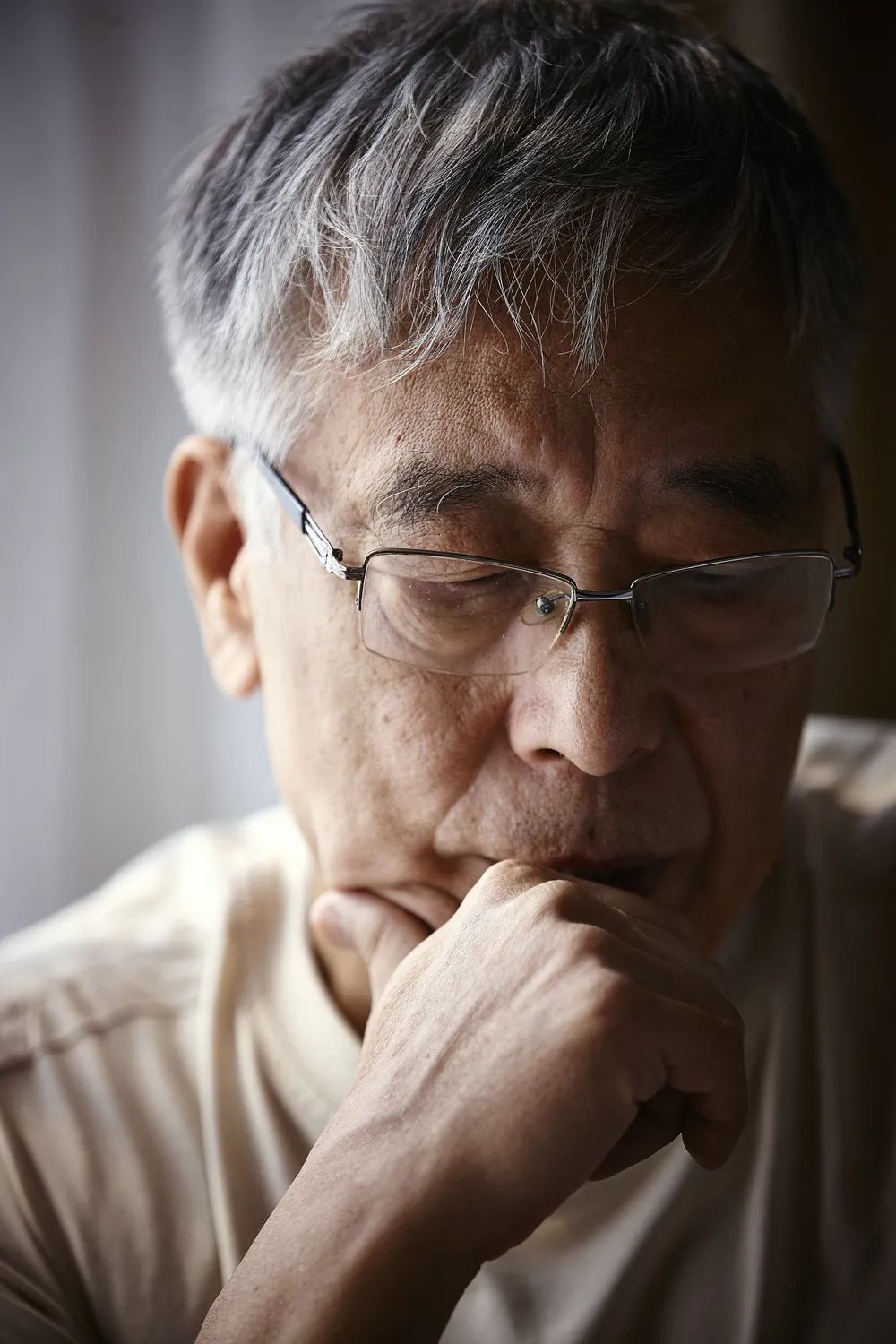王晉康，1948年出生于河南南陽；著名科幻作家、高級工程師；1993年發(fā)表處女作《亞當回歸》，即獲當年度中國科幻銀河獎，此后15次榮獲該獎項；迄今已發(fā)表短篇小說近百篇，出版長篇小說20余部，代表作有長篇小說《類人》《蟻生》《十字》《與吾同在》，短篇小說集《替天行道》《最后的愛情》《生命之歌》《七重外殼》《西奈噩夢》《豹》等；曾獲銀河獎、全球華語星云獎終身成就獎、騰訊文學獎年度小說家、京東文學獎年度科幻圖書獎、陽翰笙文學獎、吳承恩文學獎等；作品被譯成英、意、日、德等多種語言。