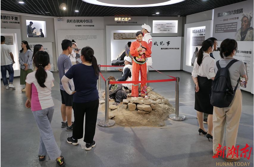 清澗縣石嘴驛鎮王家堡村路遙紀念館內，游客在參觀。