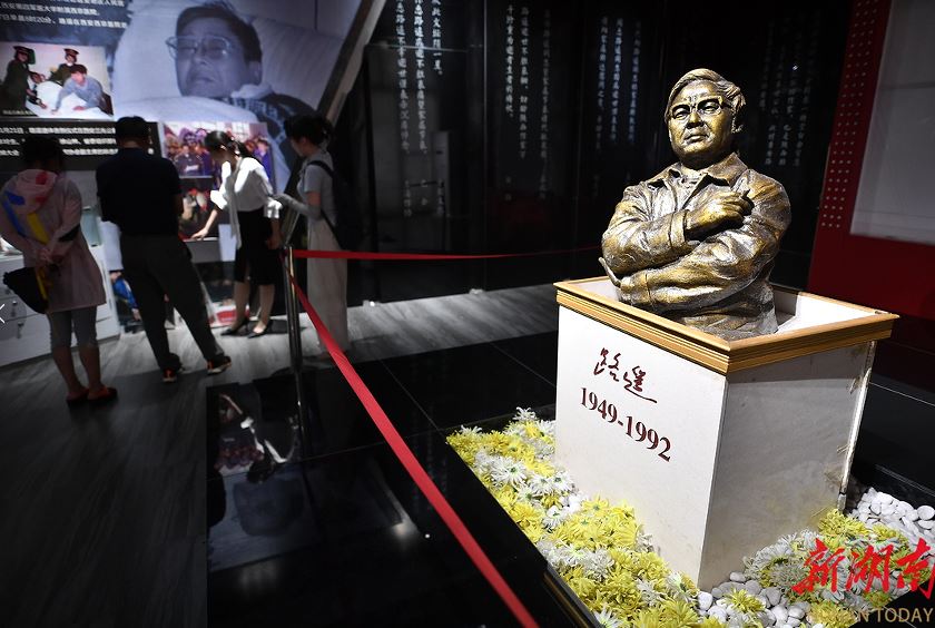 清澗縣石嘴驛鎮路遙紀念館路遙雕像。