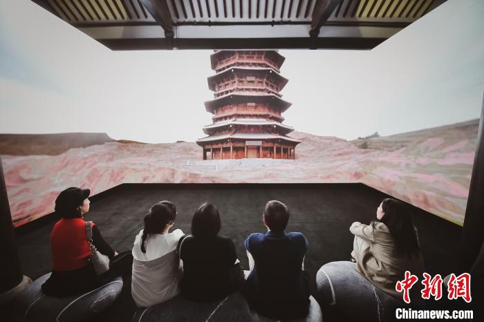 觀眾以全新角度的沉浸登臨體驗(yàn)，感受古塔所承載的唐遼之風(fēng)和中古文化美感。(瑞安新天地供圖)