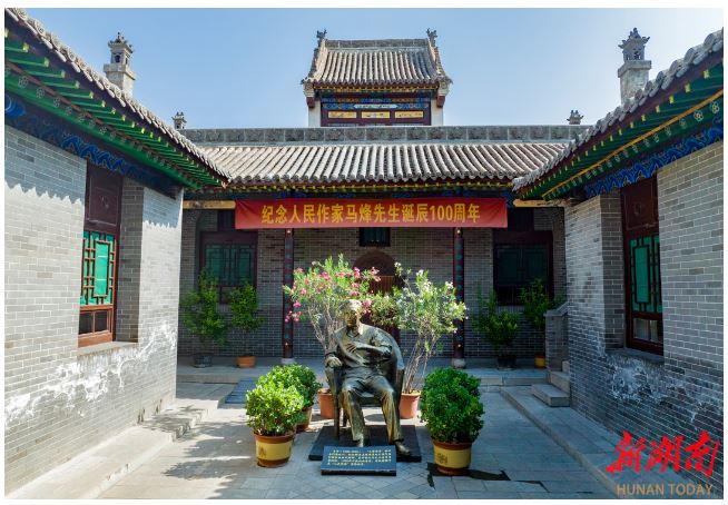 馬烽紀念館內(nèi)的馬烽塑像。