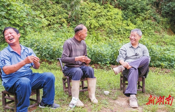 8月15日，汨羅市三江鎮八景村，韓少功（右）與村民在一起開心交談