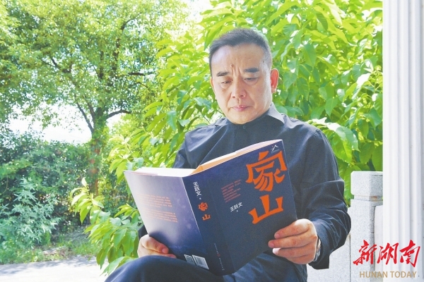 9月20日，王躍文在家中閱讀。