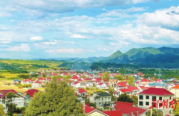 溆浦縣盧峰鎮漫水村，一幢幢農家小院錯落有致，繪就了一幅鄉村振興的美麗畫卷。本版照片均為湖南日報全媒體記者 徐行 攝