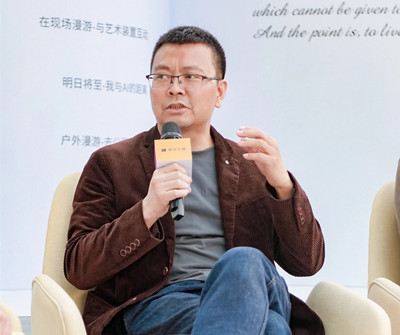 李宏偉，四川江油人，現(xiàn)居北京。著有詩(shī)集《你是我所有的女性稱謂》，長(zhǎng)篇小說(shuō)《國(guó)王與抒情詩(shī)》《灰衣簡(jiǎn)史》《引路人》，小說(shuō)集《假時(shí)間聚會(huì)》《暗經(jīng)驗(yàn)》《雨果的迷宮》等。曾獲郁達(dá)夫小說(shuō)獎(jiǎng)、吳承恩長(zhǎng)篇小說(shuō)獎(jiǎng)、十月文學(xué)獎(jiǎng)等獎(jiǎng)項(xiàng)，作品入選收獲文學(xué)榜、揚(yáng)子江評(píng)論文學(xué)榜等榜單。