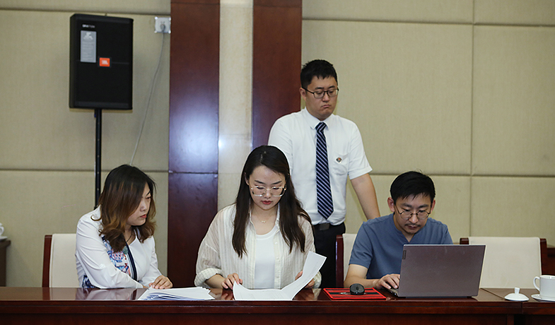 8月11日，聯絡員在監察組、公證員監督下統計選票