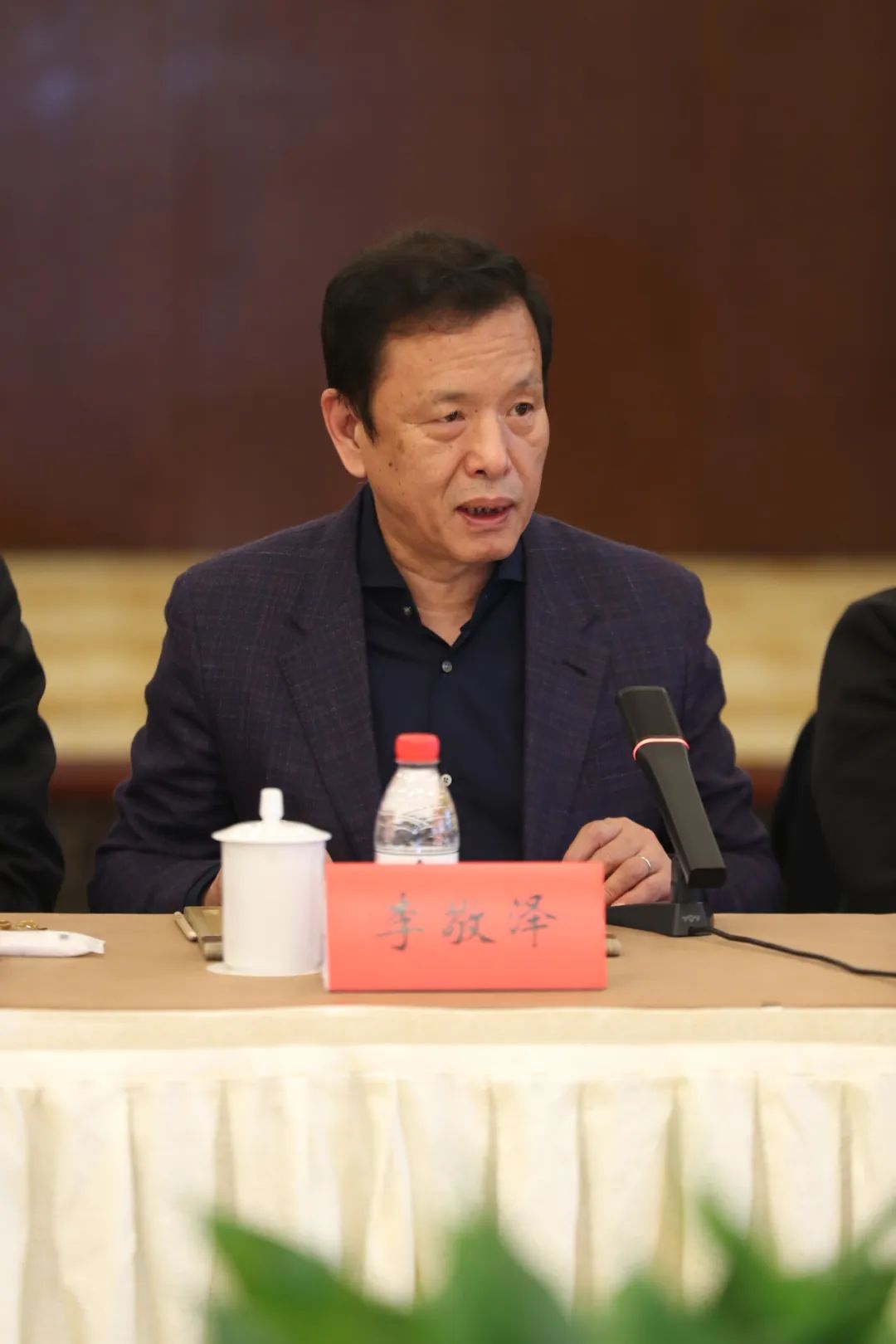 中國作協黨組成員、副主席、書記處書記李敬澤主持會議