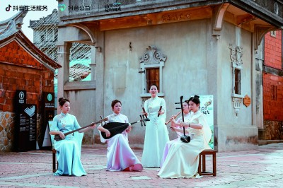 福建省晉江市南音藝術(shù)團(tuán)把南音藝術(shù)帶到群眾中間。受訪者供圖