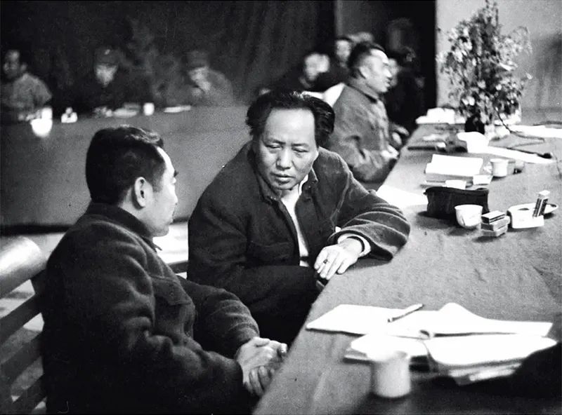 1945年召開的黨的七大，確立毛澤東思想為黨的指導思想，使全黨在思想上政治上組織上達到空前統一和團結。圖為毛澤東、周恩來、朱德同志在七大主席臺上。 新華社發
