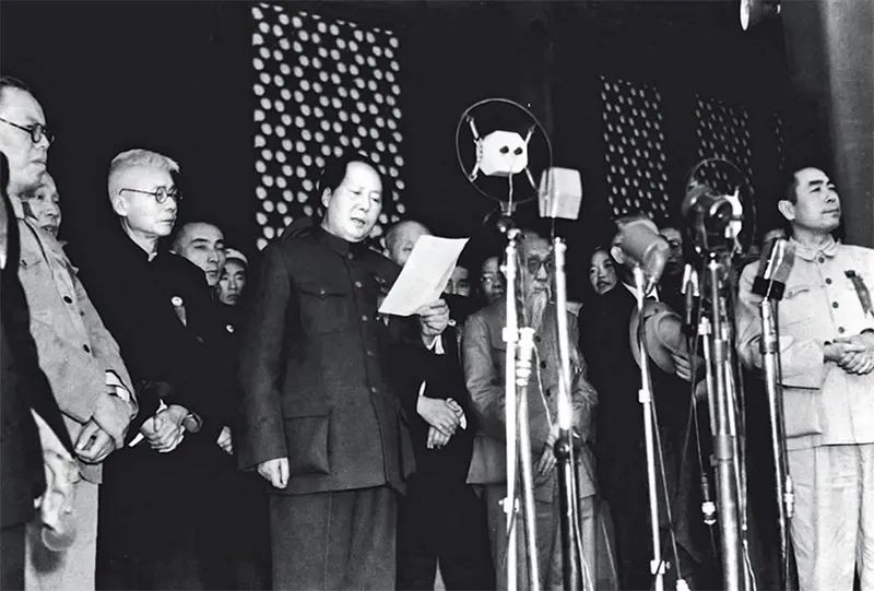 1949年10月1日下午3時，開國大典在天安門廣場隆重舉行。毛澤東同志莊嚴宣告：“中華人民共和國中央人民政府今天成立了?！?新華社發