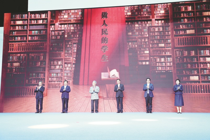 在湖南益陽舉行的以“做人民的學生”為主題的中國作協(xié)“作家活動周”暨中國作家“益陽文學周”開幕式現(xiàn)場。
