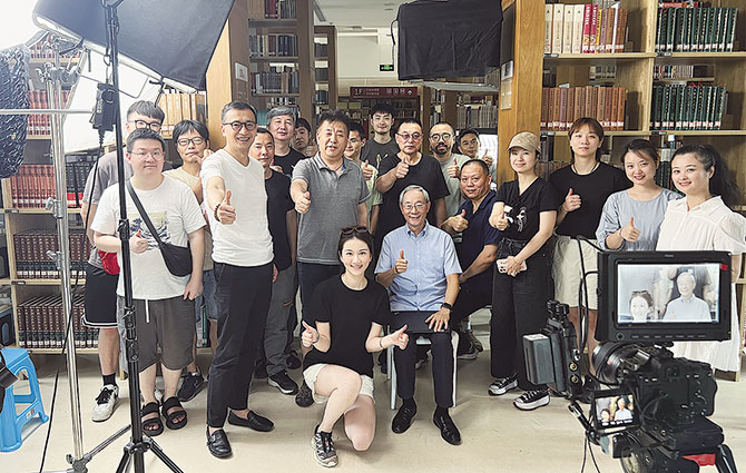 總導(dǎo)演、制片人閆東率《重慶談判》攝制組采訪原中共中央黨史研究室副主任章百家