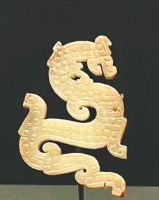 戰(zhàn)國(guó)龍形玉飾。 海南日?qǐng)?bào)記者 王赫 攝