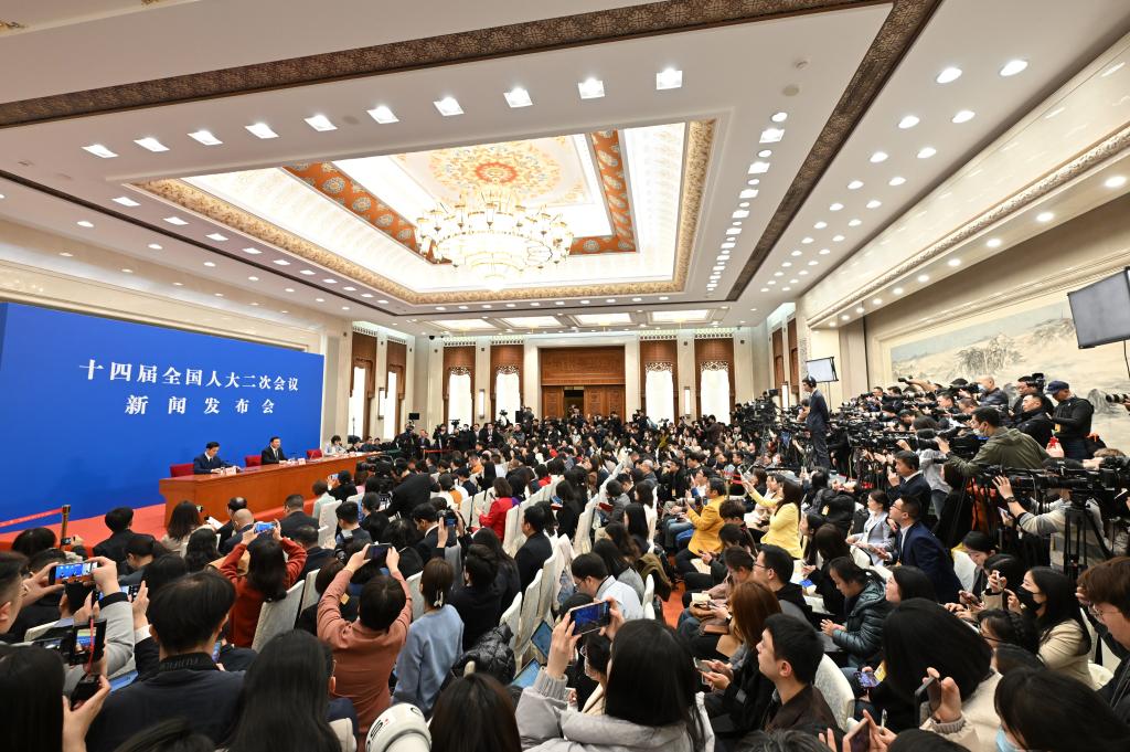 3月4日，十四屆全國人大二次會議在北京人民大會堂舉行新聞發(fā)布會。大會發(fā)言人婁勤儉就大會議程和人大工作相關問題回答中外記者的提問。 新華社記者 才揚 攝