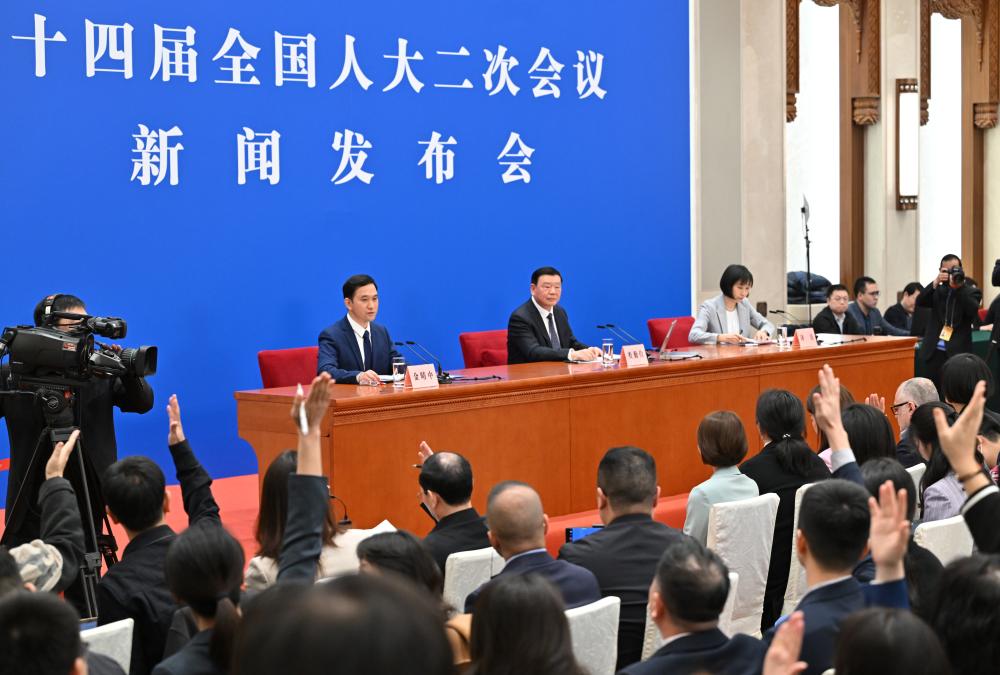 3月4日，十四屆全國人大二次會議在北京人民大會堂舉行新聞發(fā)布會。大會發(fā)言人婁勤儉就大會議程和人大工作相關問題回答中外記者的提問。這是記者舉手提問。 新華社記者 才揚 攝