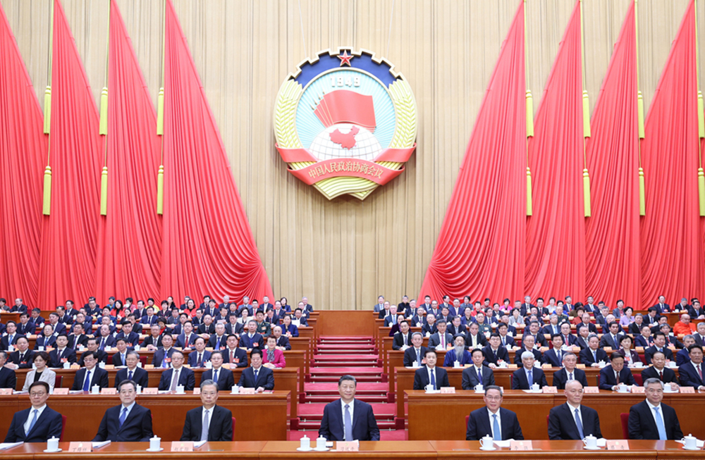 3月4日下午，中國人民政治協商會議第十四屆全國委員會第二次會議在北京人民大會堂開幕。這是習近平、李強、趙樂際、蔡奇、丁薛祥、李希、韓正在主席臺就座。 新華社記者 鞠鵬 攝