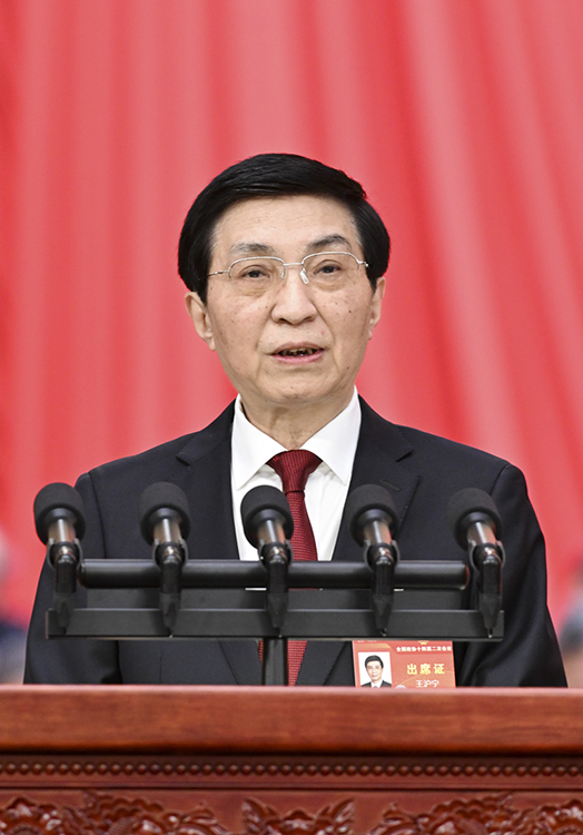 3月4日下午，中國人民政治協商會議第十四屆全國委員會第二次會議在北京人民大會堂開幕。這是全國政協主席王滬寧代表政協第十四屆全國委員會常務委員會，向大會報告工作。 新華社記者 饒愛民 攝