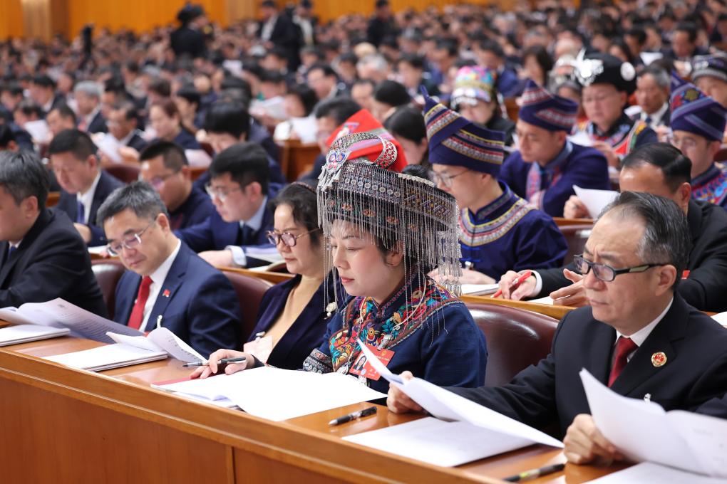 3月5日，第十四屆全國人民代表大會第二次會議在北京人民大會堂開幕。這是代表們在認真聽會。新華社記者 劉衛兵 攝