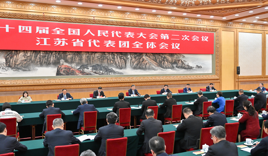 3月5日，中共中央總書記、國家主席、中央軍委主席習近平參加他所在的十四屆全國人大二次會議江蘇代表團審議。新華社記者 岳月偉 攝