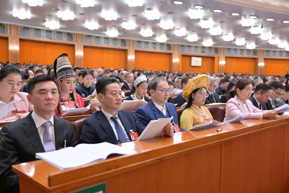 3月7日，全國政協(xié)十四屆二次會議在北京人民大會堂舉行第二次全體會議。這是委員們在認(rèn)真聽會。?新華社記者 高潔 攝