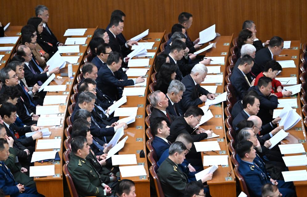 3月7日，全國政協(xié)十四屆二次會議在北京人民大會堂舉行第二次全體會議。這是委員們在認(rèn)真聽會。?新華社記者 陳曄華 攝