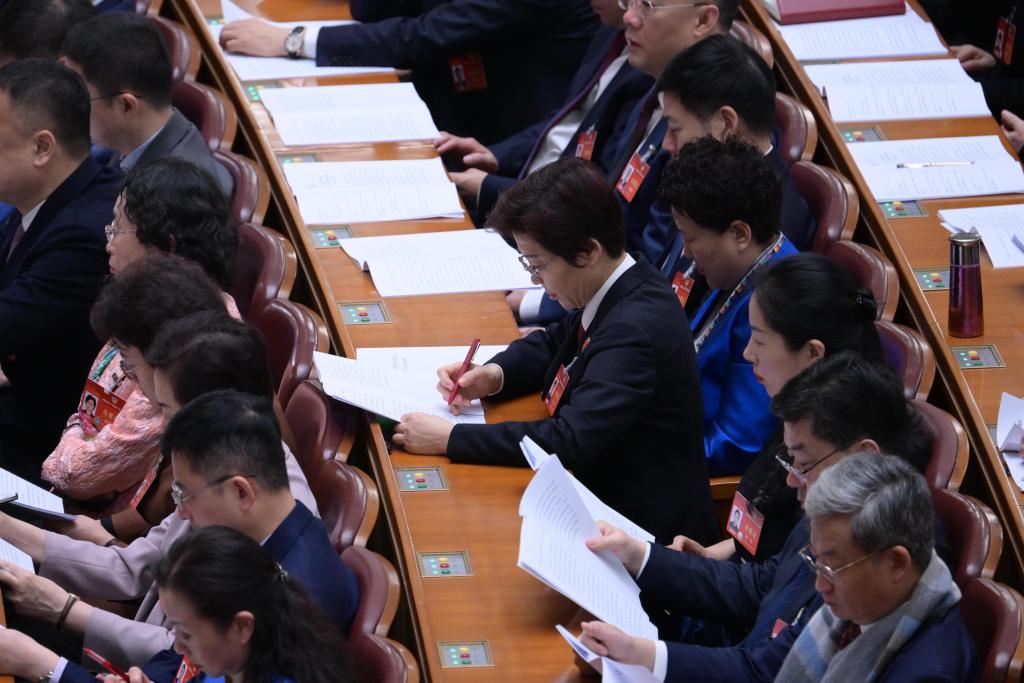 3月7日，全國政協(xié)十四屆二次會議在北京人民大會堂舉行第二次全體會議。這是委員們在認(rèn)真聽會。?新華社記者 李賀 攝