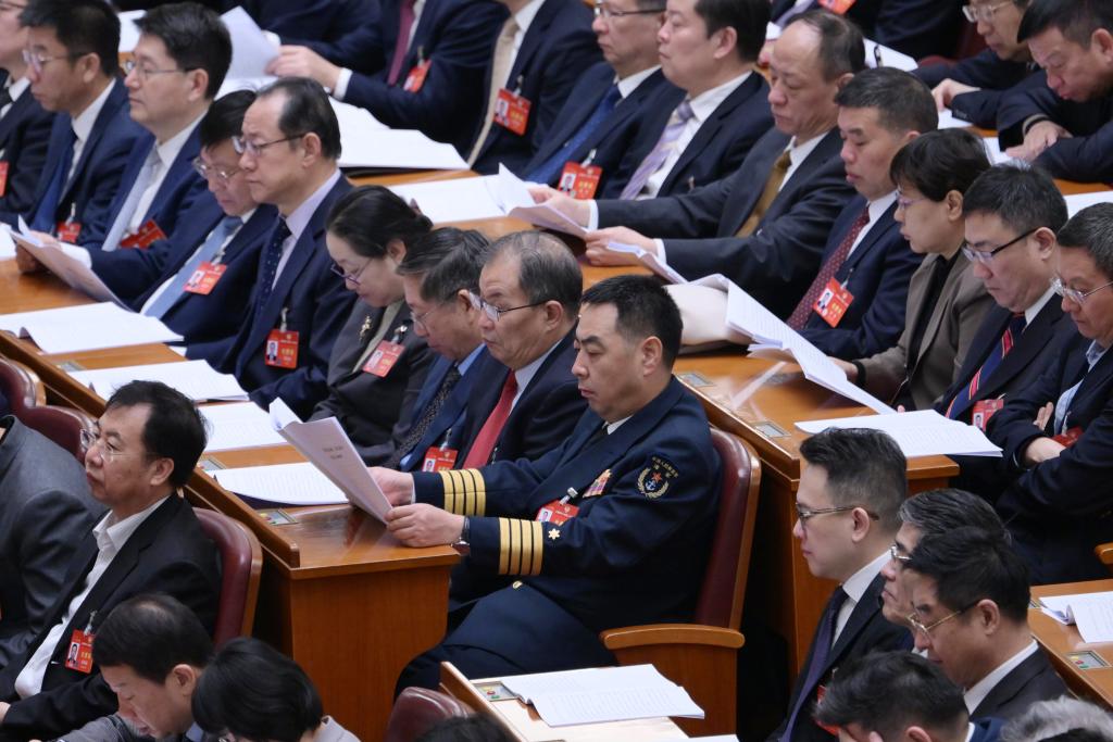 3月7日，全國政協(xié)十四屆二次會議在北京人民大會堂舉行第二次全體會議。這是委員們在認(rèn)真聽會。?新華社記者 李賀 攝