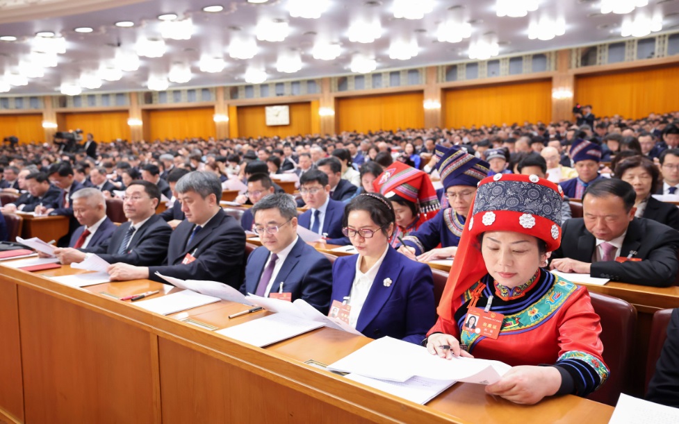 3月8日，十四屆全國人大二次會議在北京人民大會堂舉行第二次全體會議。這是代表們在認真聽會。新華社記者 劉衛兵 攝