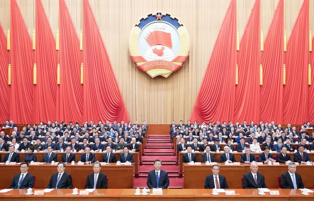 3月10日上午，中國人民政治協(xié)商會議第十四屆全國委員會第二次會議在北京人民大會堂閉幕。這是習近平、李強、趙樂際、蔡奇、丁薛祥、李希、韓正在主席臺就座。新華社記者 黃敬文 攝