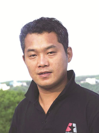 李云雷，《小說選刊》副主編，中國現(xiàn)代文學(xué)館特邀研究員，中國文藝評論家協(xié)會(huì)青年委員會(huì)委員。著有評論集《重申新文學(xué)的理想》《新時(shí)代文學(xué)與中國故事》等，小說集《再見，牛魔王》《沉默的人》等。曾獲馮牧文學(xué)獎(jiǎng)、茅盾文學(xué)新人獎(jiǎng)等多個(gè)獎(jiǎng)項(xiàng)