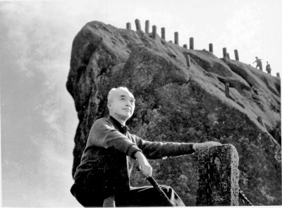 王朝聞，1909年出生，2004年去世，四川合江人。美學家、藝術理論家、雕塑家、藝術教育家。1932年考入杭州藝專；1940年赴延安，在魯迅藝術文學院進行雕塑創(chuàng)作與教學；新中國成立后，曾任中央美術學院教授兼副教務長，中國美術家協(xié)會副主席，中華全國美學學會會長，《美術》雜志主編，文化部文學藝術研究院（今中國藝術研究院）副院長。著有《新藝術創(chuàng)作論》《一以當十》《論鳳姐》《審美談》《審美心態(tài)》《雕塑雕塑》等。