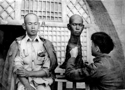 一九四一年，王朝聞在延安創(chuàng)作人像雕塑。圖片由中國藝術研究院研究員鄧福星提供