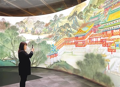 　“圓明園——清代皇家園居文化”特展以多媒體技術(shù)重現(xiàn)圓明園昔日風(fēng)光。圖為觀展市民拍照留念。 　　本報記者 陳 然攝