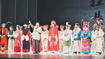 圖為演員在高雄演出謝幕時合影，白先勇對觀眾比出20周年的手勢。