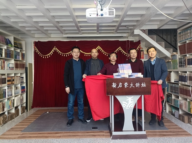 丁丁、譚五昌、陸健、黃建華、朱鋼為新書《青年詩歌年鑒2022年卷》揭幕。