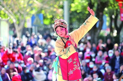 在湖南資興市人民廣場，演員在舞臺上表演花鼓戲。新華社發(fā)