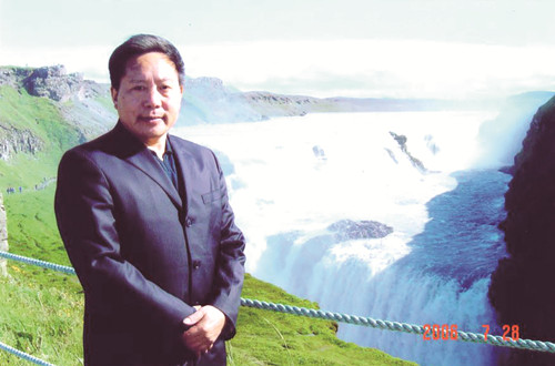 李傳鋒，湖北省鶴峰縣人，土家族作家。曾任《湖北文藝》編輯部主任、《長(zhǎng)江文藝》小說(shuō)組組長(zhǎng)、《今古傳奇》主編、湖北省文聯(lián)黨組書記等職，曾獲全國(guó)民族團(tuán)結(jié)進(jìn)步先進(jìn)個(gè)人稱號(hào)。1986年加入中國(guó)作家協(xié)會(huì)，著有鄉(xiāng)村小說(shuō)、動(dòng)物小說(shuō)、歷史小說(shuō)、散文、文藝評(píng)論等近千萬(wàn)字。短篇小說(shuō)《退役軍犬》獲第二屆（1981—1984年）全國(guó)少數(shù)民族文學(xué)創(chuàng)作獎(jiǎng)，長(zhǎng)篇小說(shuō)《白虎寨》獲第十一屆（2012—2015）全國(guó)少數(shù)民族文學(xué)創(chuàng)作駿馬獎(jiǎng)，另有作品獲湖北省“屈原文藝獎(jiǎng)”、重慶市“五個(gè)一工程”獎(jiǎng)等。本期刊發(fā)青年評(píng)論家華珉朗、黃煜榕對(duì)李傳鋒的采訪。