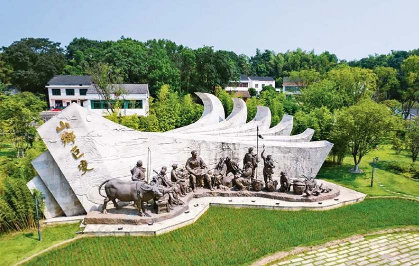 1955年秋，47歲的周立波整理行裝，從北京一路南下，舉家搬回老家湖南益陽清溪村。67年后，在這里，中國作家協(xié)會啟動了“新時代山鄉(xiāng)巨變創(chuàng)作計劃”和“新時代文學攀登計劃”兩項重大文學行動。圖為2022年8月1日拍攝的湖南省益陽市清溪村清溪廣場。 新華社記者 陳思汗/攝