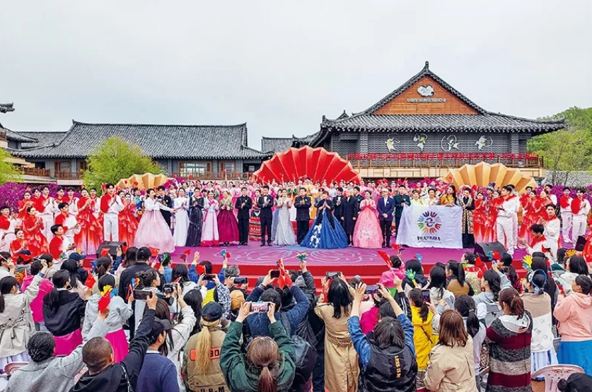 十年來，文藝工作者服務基層成為常態(tài)。2024年5月10日，由中國文聯(lián)、吉林省委宣傳部、中國文藝志愿者協(xié)會主辦的“東方唱響——中國文聯(lián)文藝志愿服務團走進吉林延邊東方第一村文藝演出”，在有“東方第一村”美譽的延邊州琿春市敬信鎮(zhèn)防川村舉行。圖為演出現(xiàn)場。 中國文聯(lián)供圖