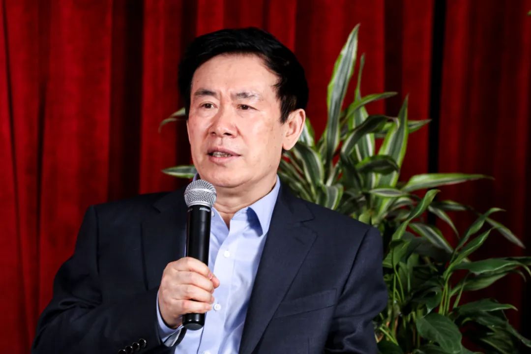 張煒，山東省棲霞市人。中國作家協會副主席。1975 年開始發表作品。2020 年出版《張煒文集》50 卷。作品譯入 40 余種文字。著有長篇小說《古船》《九月寓言》《刺猬歌》《外省書》《你在高原》《獨藥師》《艾約堡秘史》《河灣》《去老萬玉家》等 23 部；另有詩學專著多部、詩集和長詩十余部。作品獲“百年百種優秀中國文學圖書”、“世界華語小說百年百強”、茅盾文學獎、中國出版政府獎、中華優秀出版物獎、中國作家出版集團特別獎、南方傳媒杰出作家獎、京東文學獎、中國長詩特別獎等。