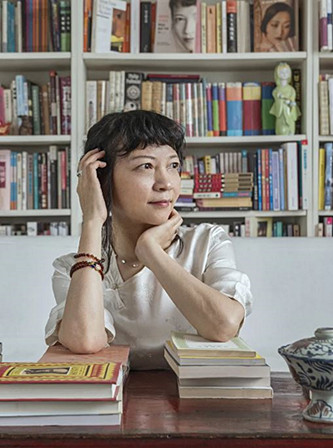 作家、導演，現居英國。主要著作有《孔雀的叫喊》《饑餓的女兒》等，編劇并執導電影《月光武士》。