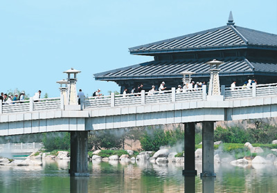 　5月18日，觀眾步入陜西歷史博物館秦漢館參觀。 　　新華社記者 李一博攝