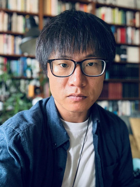 李晁，1986年生于湖南，現(xiàn)居貴陽(yáng)。2007年發(fā)表小說(shuō)，獲《上海文學(xué)》新人獎(jiǎng)、紫金·人民文學(xué)之星獎(jiǎng)、《作家》金短篇獎(jiǎng)、華語(yǔ)青年作家獎(jiǎng)、十月文學(xué)獎(jiǎng)等，有小說(shuō)入選收獲文學(xué)榜，出版小說(shuō)集《霧中河》等三部。