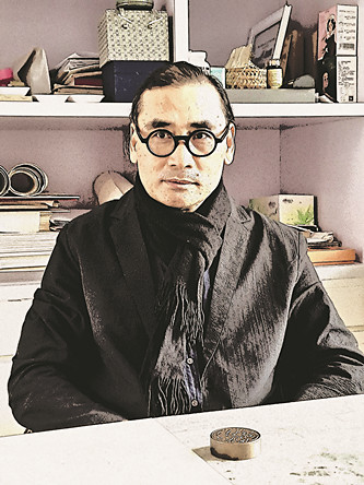 劉萬鳴 1989年畢業(yè)于天津美術(shù)學(xué)院，1995年就讀于中國藝術(shù)研究院美術(shù)學(xué)研究生課程班。現(xiàn)任全國政協(xié)委員、民盟中央委員、中國美術(shù)家協(xié)會(huì)副主席、中國國家畫院院長。2012年獲中國青年藝術(shù)家提名獎(jiǎng)，2014年入選國家百千萬人才工程授予“有突出貢獻(xiàn)中青年專家”稱號(hào)，中宣部2017年文化名家暨“四個(gè)一批”人才，中組部國家高層次人才特殊支持計(jì)劃領(lǐng)軍人才“萬人計(jì)劃”。中國畫作品曾入選全國美展、全國畫院展及省部級(jí)展覽，獲得金、銀、銅、優(yōu)秀等獎(jiǎng)項(xiàng)十余次。積極參與國家主題性創(chuàng)作，作為第一作者完成《遣唐使》《西電東送、西氣東輸工程》《黃河擺渡人》《南水北調(diào)工程》等中國畫作品。《中國畫論》一書為普通高等學(xué)校藝術(shù)學(xué)科新形態(tài)重點(diǎn)規(guī)劃教材。曾在中國國家博物館等國家級(jí)展館舉辦個(gè)展，作品被中國美術(shù)館、中國國家博物館、中國藝術(shù)研究院等國家級(jí)單位收藏。