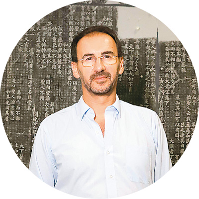 畢羅（Pietro De Laurentis），意大利漢學(xué)家，中國國家級(jí)人才項(xiàng)目入選者，廣州美術(shù)學(xué)院教授、博導(dǎo)，中外書寫文化與美術(shù)交流研究中心負(fù)責(zé)人，二王學(xué)研究中心專家委員會(huì)委員。多年來主要從事書法學(xué)、銘刻與寫本學(xué)、美術(shù)文獻(xiàn)研究與翻譯、中國古代詩歌等領(lǐng)域的研究。意大利文著作有《李白，其人其詩》《一觴一詠：〈蘭亭詩集〉研究》，英文專著有《孫過庭〈書譜〉綜合研究》《以書護(hù)法——〈集王圣教序〉研究》，中文專著有《尊右軍以翼圣教》，英文譯著有張?zhí)旃吨袊鴷ㄖ饕g(shù)語的釋讀和研究》。在《亞洲專刊》《華裔學(xué)志》《敦煌研究》《唐研究》《中國書法》《書法研究》等海內(nèi)外權(quán)威刊物發(fā)表論文50余篇。