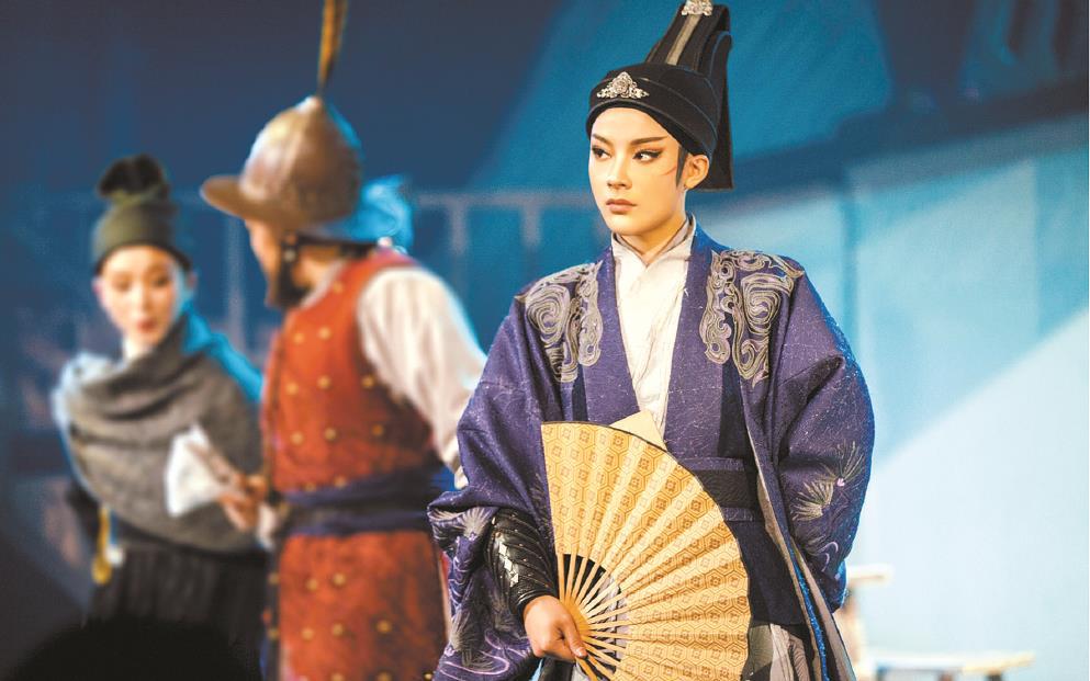 古老戲曲掀起“青春革命”，從情感、形式、媒介上將青年文化、時代審美融入戲曲古典樣態，這是“新文化生命體”適應新媒介環境，以青年力量激活傳統文化能量進行自我更新的典型示例。圖為越劇《新龍門客棧》
