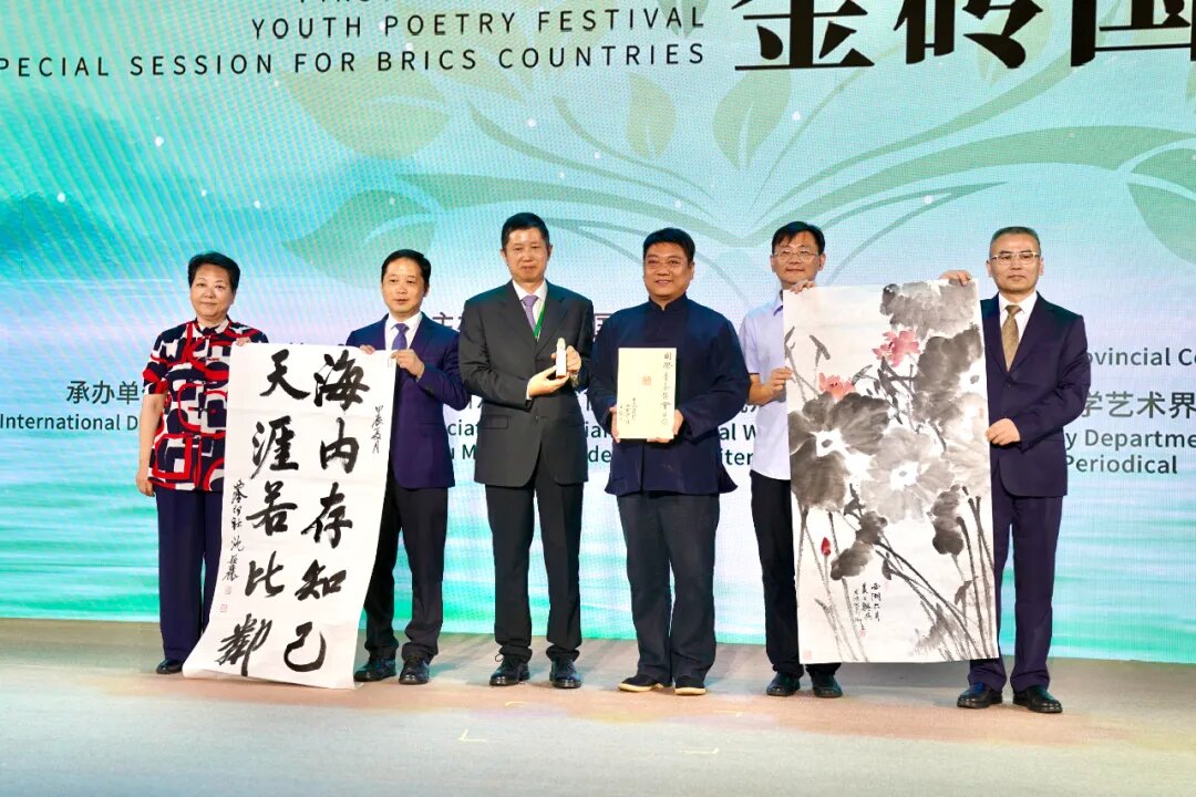 藝術家王臻、沈穎麗、繆宏波將現場創作的篆刻及書畫作品贈予國際青春詩會組委會