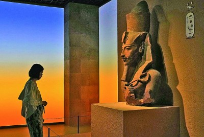 7月17日，預(yù)覽觀眾在“圖坦卡蒙的時代”展區(qū)參觀埃赫那吞半身像。新華社記者 劉穎攝
