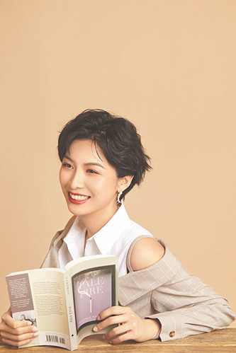 周婉京，一九九〇年生，北京人，哲學博士。曾獲山花文學雙年獎·新人獎、香港青年文學獎等獎項。出版有短篇小說集《取出瘋石》等作品，中長篇小說《造房子的人》為其最新作品